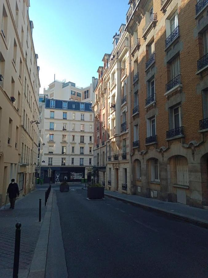 Petite Maison Avec Cour Dans Les Beaux Quartiers-Vous Faites Le Menage- Very Good Prices For T-H-E Location But You Have To Clea-N Th-E Flat Lejlighed Paris Eksteriør billede