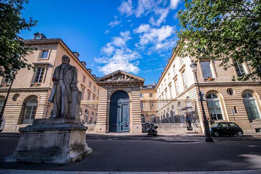 Petite Maison Avec Cour Dans Les Beaux Quartiers-Vous Faites Le Menage- Very Good Prices For T-H-E Location But You Have To Clea-N Th-E Flat Lejlighed Paris Eksteriør billede