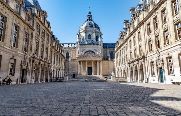 Petite Maison Avec Cour Dans Les Beaux Quartiers-Vous Faites Le Menage- Very Good Prices For T-H-E Location But You Have To Clea-N Th-E Flat Lejlighed Paris Eksteriør billede