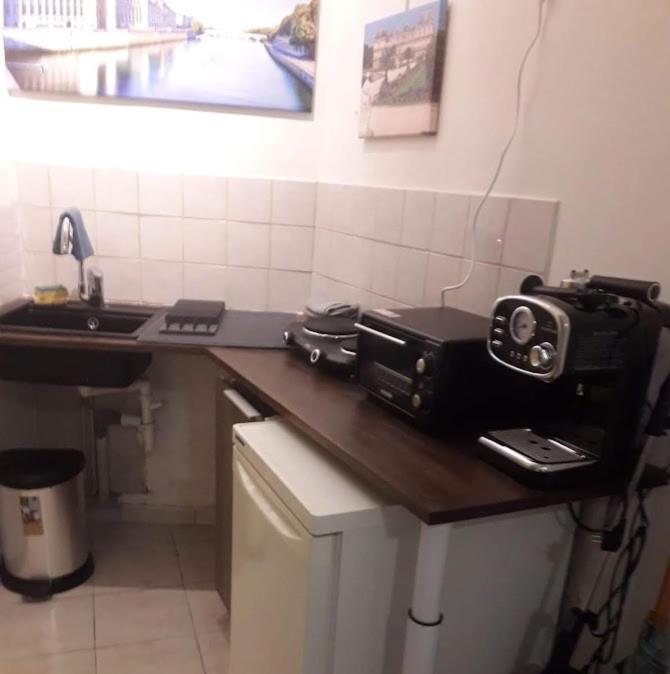 Petite Maison Avec Cour Dans Les Beaux Quartiers-Vous Faites Le Menage- Very Good Prices For T-H-E Location But You Have To Clea-N Th-E Flat Lejlighed Paris Eksteriør billede