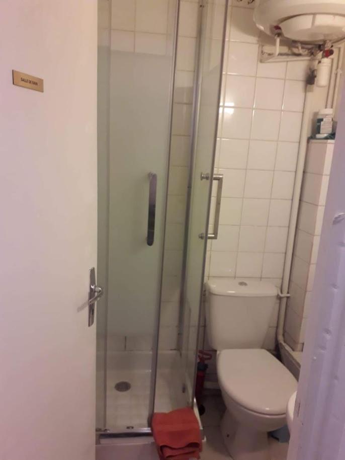 Petite Maison Avec Cour Dans Les Beaux Quartiers-Vous Faites Le Menage- Very Good Prices For T-H-E Location But You Have To Clea-N Th-E Flat Lejlighed Paris Eksteriør billede