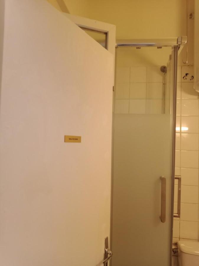 Petite Maison Avec Cour Dans Les Beaux Quartiers-Vous Faites Le Menage- Very Good Prices For T-H-E Location But You Have To Clea-N Th-E Flat Lejlighed Paris Eksteriør billede