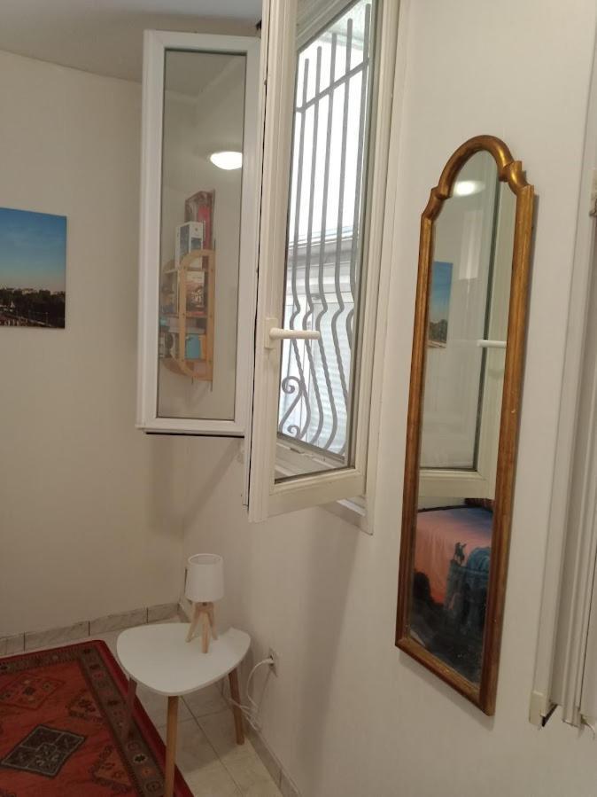 Petite Maison Avec Cour Dans Les Beaux Quartiers-Vous Faites Le Menage- Very Good Prices For T-H-E Location But You Have To Clea-N Th-E Flat Lejlighed Paris Eksteriør billede